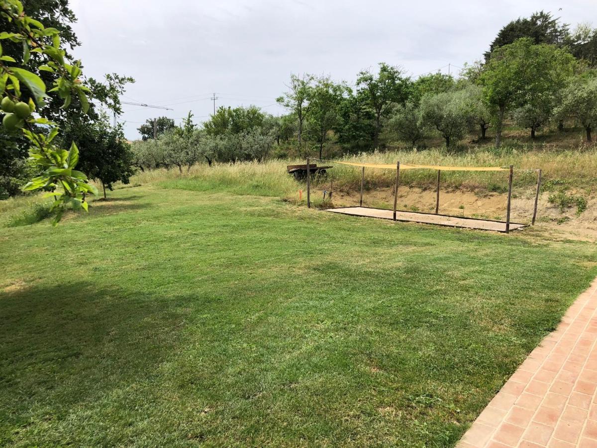 Agriturismo Sant'Angelo Holiday Farm Gualdo Cattaneo Bagian luar foto