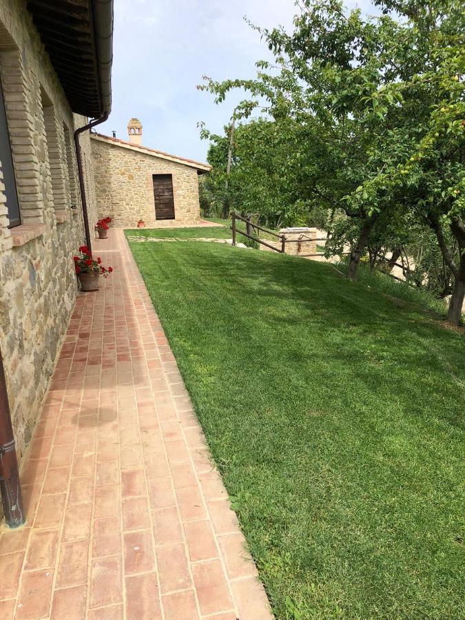 Agriturismo Sant'Angelo Holiday Farm Gualdo Cattaneo Bagian luar foto